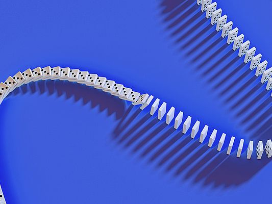 Domino-Schlange auf blauem Hintergrund